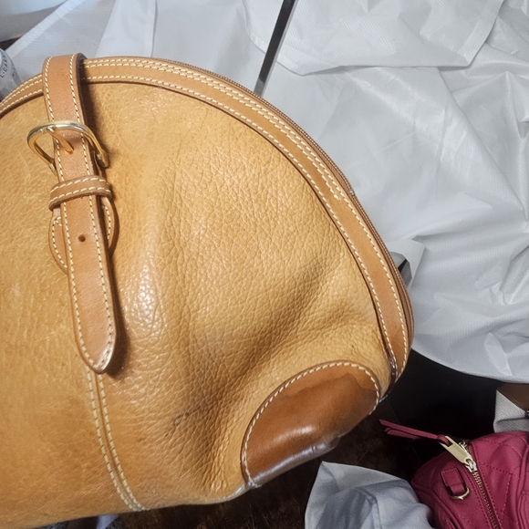 Elegant Tan Leather Handbag - Picture 9 of 13